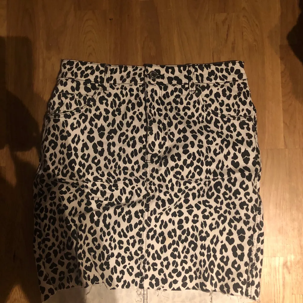 Kjol från Hm i leopard mönster, vit jeans kjol. Använd fåtal gånger. Storlek 38. Kjolar.