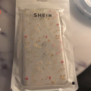 Mobilskal  - Helt nytt mobilskal från SHEIN. Säljer pga fel storlek. Skalet passar iPhone 7/8 plus. Frakt tillkommer 