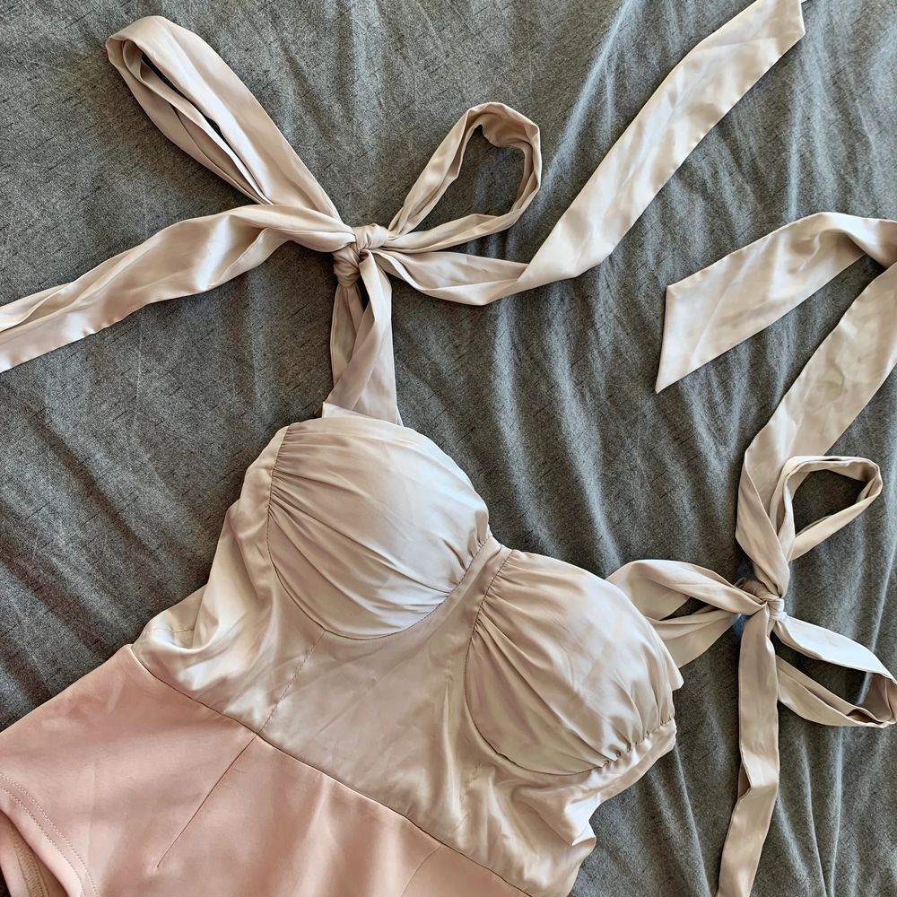 Jättefin body från märket Rare London. Säljer den pga den är lite för stor för mig :( Köpt för något år sedan men endast använd en gång. Nypris 580 kr, jag säljer den för 150. Kan hämtas i Mölndal alternativt postas om köparen betalar frakt. Storlek 40. . Toppar.