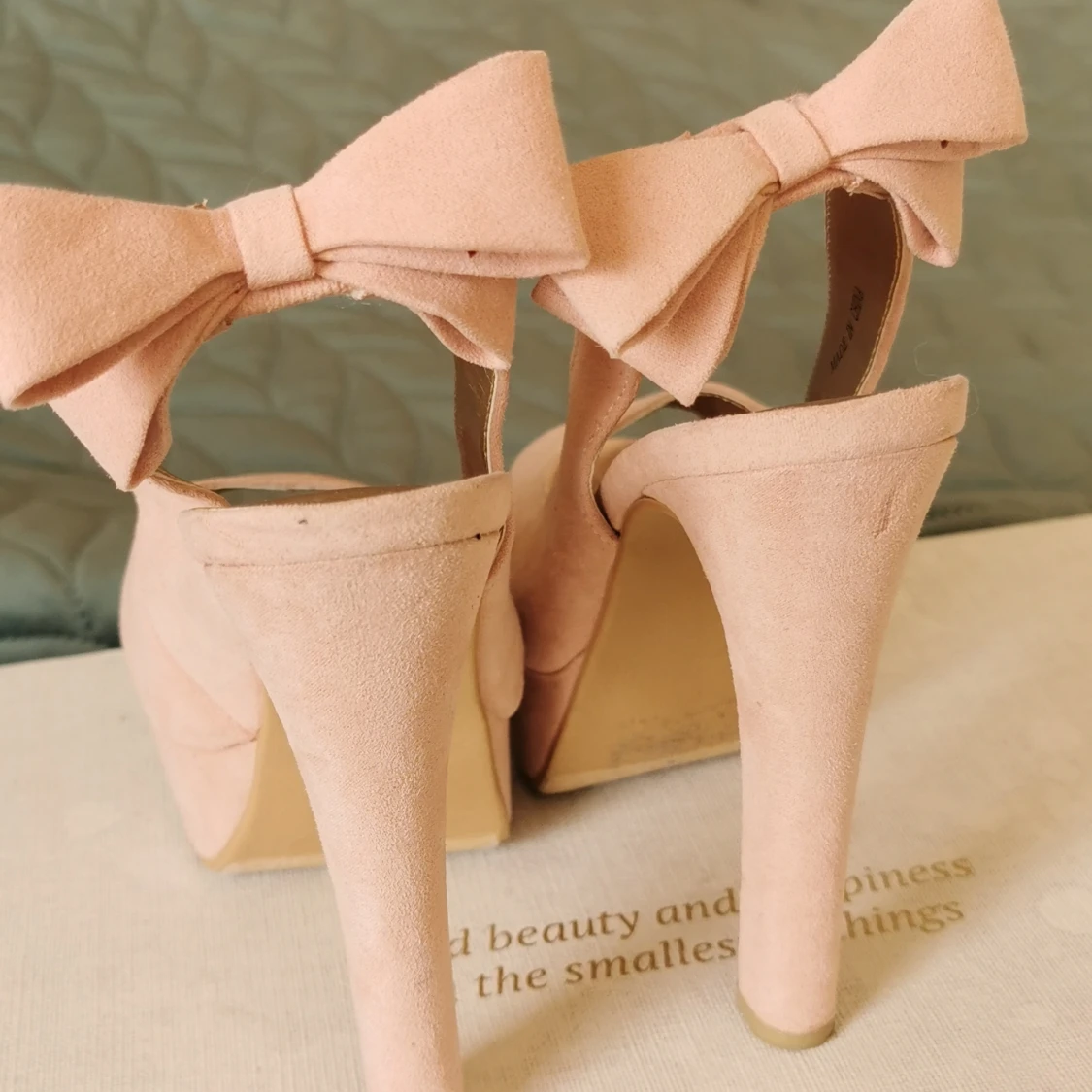 Ljusrosa sammet klackskor.  - 90