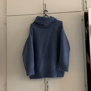 Zara stickad  - Mysig tröja från zara, använd enstaka gånger. Snyggt oversize. 