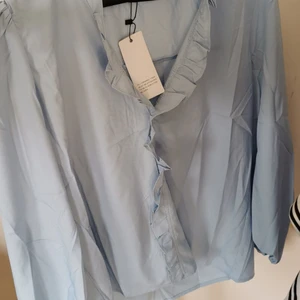 Ny ljusblå blus, size M - Helt ny med lappar kvar. 