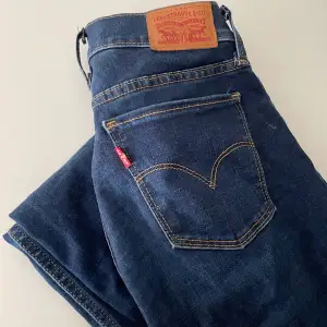Säljer mina mörkblå jeans från Levis pga att de används för lite. Modell 701 super skinny med normal midja 💖 storlek 24. Frakt tillkommer!