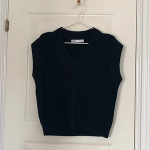Väst - Svart stickad väst från Zara. Bra skick!