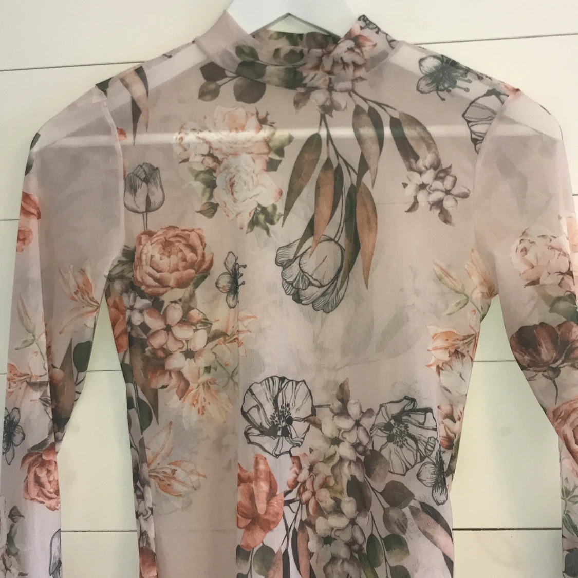 Genomskinlig långärmad i mesh med blommor🌸🌼 - 90