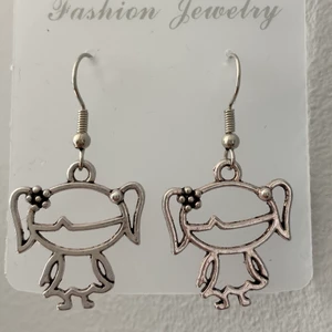 Örgängen - Super gulliga Silverfärgade örhängen med berlock formad som liten flicka. Hemmagjorda, nickelfria. Finns 5st i lager. Köparen står för frakten. 