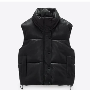 SÅLD  - säljer den eftertraktade zara västen då jag har många andra västar jag använder. denna väst är i nyskick och är använd fåtal gånger. den är köpt i februari detta året. den passar mig som är xs/s beroende på hur man vill ha den. SLUTSÅLD på hemsidan. kan bli så att jag avslutat budgivningen tidigare vid bra bud. man kan buda privat också, SÅLD