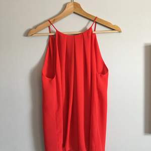 Enkelt rött linne, använt 1-3 ggr. Bra skick och frakt tillkommer