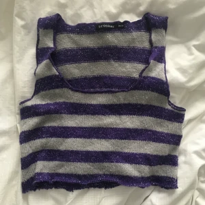 stickad topp - så fin topp med gråa och lila glittriga ränder💜 köparen står för frakt (spårbart 66kr eller frimärke 48kr)