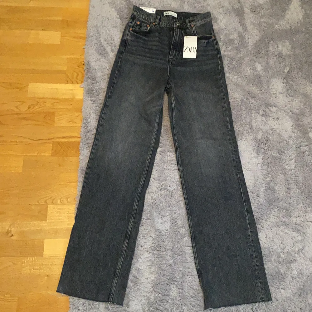 Supersnygga jeans helt oanvända med lappen kvar från Zara. Populära 90s high waisted full lenght jeans. Helt slutsålda. Storlek 36. Längden är densamma som när jag köpte de så den kan ni klippa av och anpassa vilket är meningen.. Jeans & Byxor.