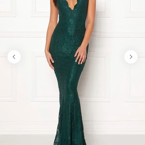 Balklänning - Använd endast 1 gång och i superbra skick! Dock är har vi sytt upp den några centimeter då den var alldelles för lång.