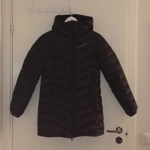 Peak Performance Jacka, 1999kr, XS  - Jättefin vinterjacka i storlek XS köpt på Peak Performance. Säljs pga ingen användning men är i väldigt fint skick! Kan skicka bilder hur den sitter på. Köpt för 2999kr men säljs för 1999kr💗