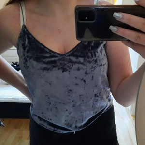 Linne i sammet med spagettiband - Linne från  h&m i jättefint skick.