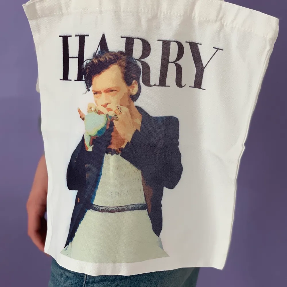 Nu säljer jag en Harry styles tygväska i helt nytt skick! Aldrig använd och mäter 33x37 cm :) Frakt är inräknad i priset! Kontakta mig för frågor <3. Väskor.