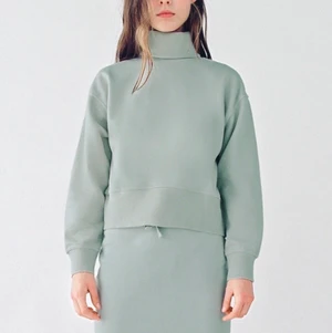 Zara sweatshirt med hög krage - Jag säljer en helt oanvänd (endast provad) sweatshirt från zara med lapp på, skriv gärna om du har frågor eller vill ha fler bilder på tröjan! 