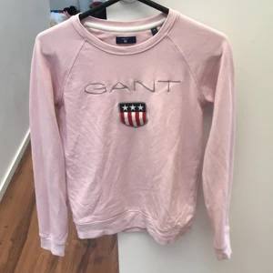 Gant - Säljer min jätte fina rosa gant tröja som köptes för 999kr. Den är i jätte bra skick och nytvättad.😍