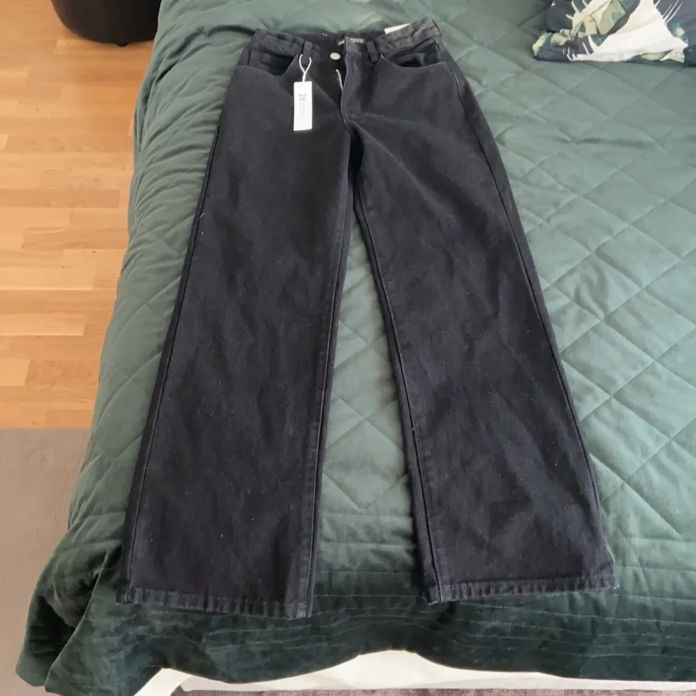 Svarta straight leg jeans, aldrig använda. Från SHEIN, säljer för de är för små. Storlek 34 (xs) . Jeans & Byxor.