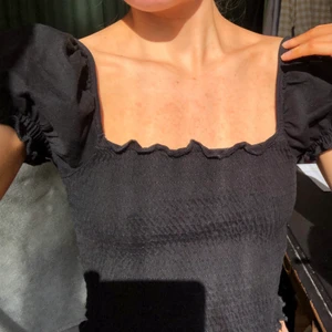 svart topp  - jättefin topp med puffärmar!! tycker den är liite stor på mig så därför säljer jag, jag har normalt XS och inte S😪😪💞✨
