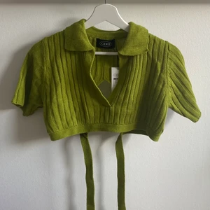 Cider stickad topp med öppen rygg - Jättefin stickad croptop från Cider! Har en snörning i ryggen, strl. L