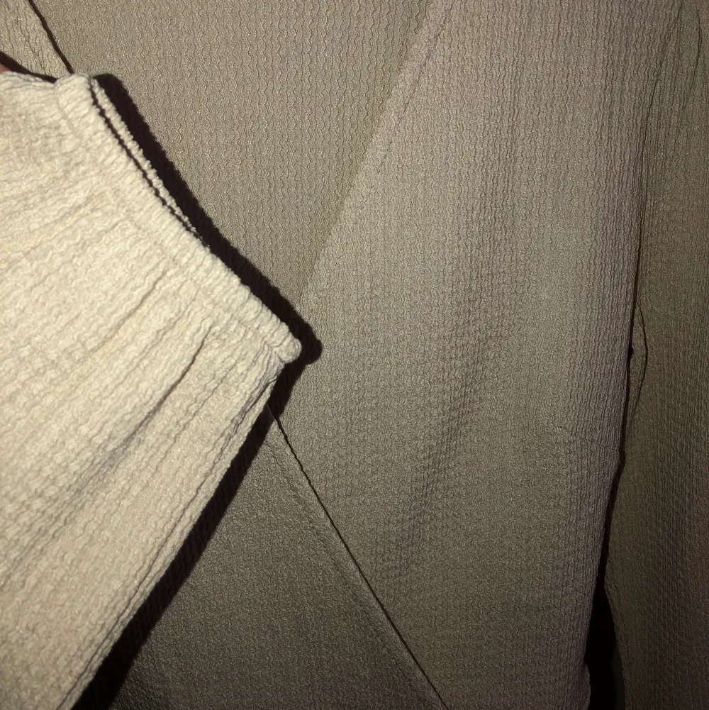 Beige tröja från Gina tricot storlek S, aldrig använt helt nytt skick! Nypris 300kr säljer den för 150kr . Blusar.