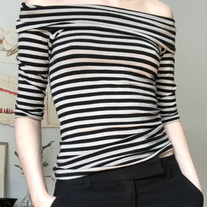 Randig tröja  - Randig tröja med stor urringning och trekvartsarmar. 