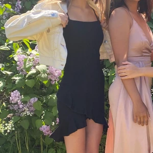 Svart klänning  - Super fin omlottklänning som jag hade på min skolas ”bal” för 1 1/5 år sedan! Inte använd sedan dess så den är i super bra skick:)🖤🧚🏼‍♀️