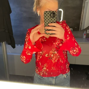 Blommig blus i storlek xs/s - En gullig blommig blus i storlek xs/s. Volang runt halsen samt längst ner i armarna. Använt ca 3 gånger och är i nyskick . Tyvärr finns inte lappen kvar men den är från &otherstories. 