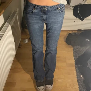 Raka jeans - Slutsålda på zara. Knappt använda så finns inga tecken på användning💓