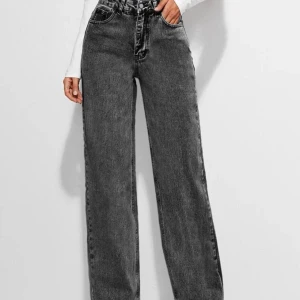 Jeans - Mörkgråa vida jeans från shein. Använda fåtal gånger. Väldigt bra skick. Skriv för mer info. Köpta för 240kr. Säljer pga för små