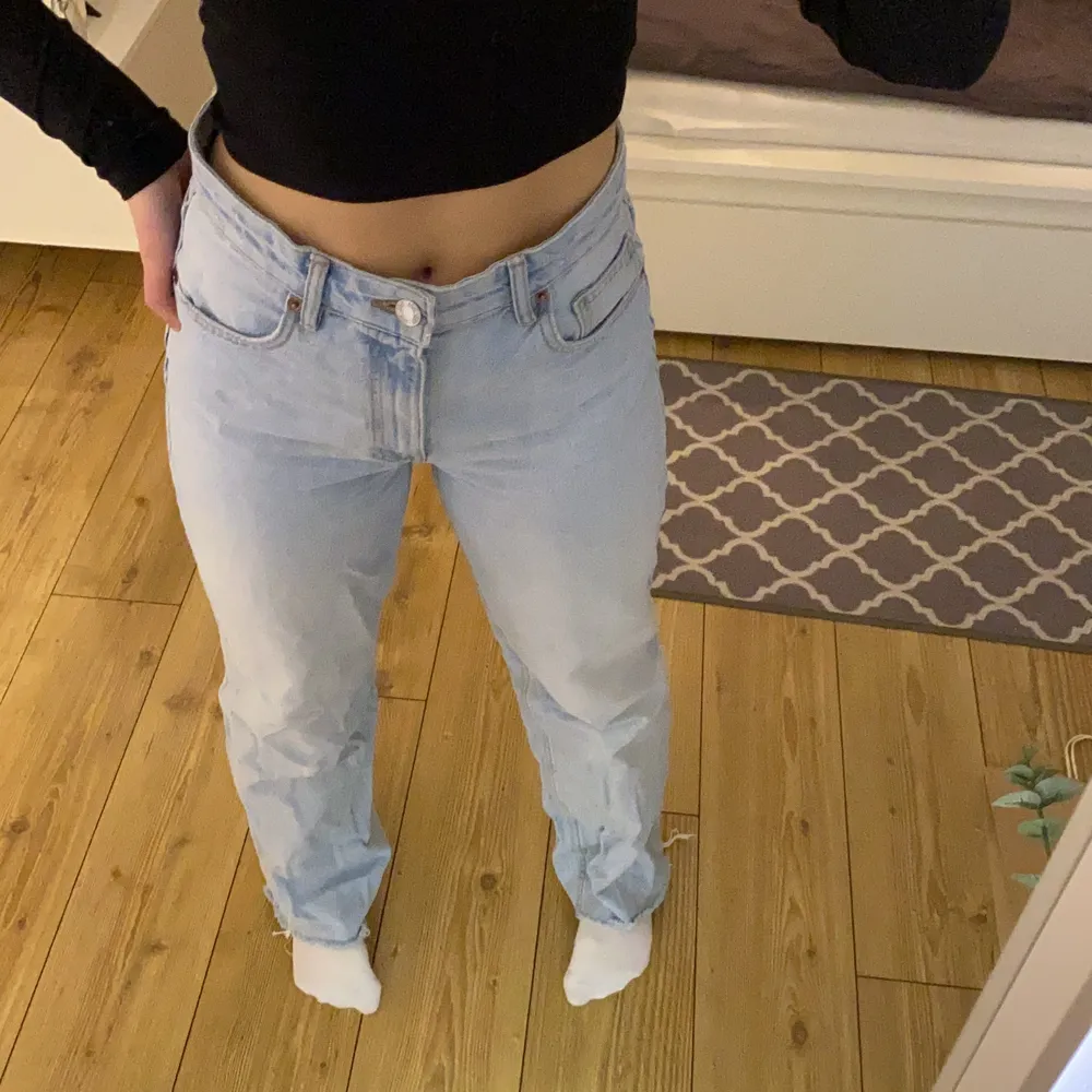 Ljusa jeans ifrån Zara! Använda några gånger men nu har de tyvärr blivit för stora för mig🤗 De är perfekt längd för mig som är 172 men har som sagt blivit lite för stora och kommer därför inte till användning. Jag är vanligtvis en S/M🤍. Jeans & Byxor.