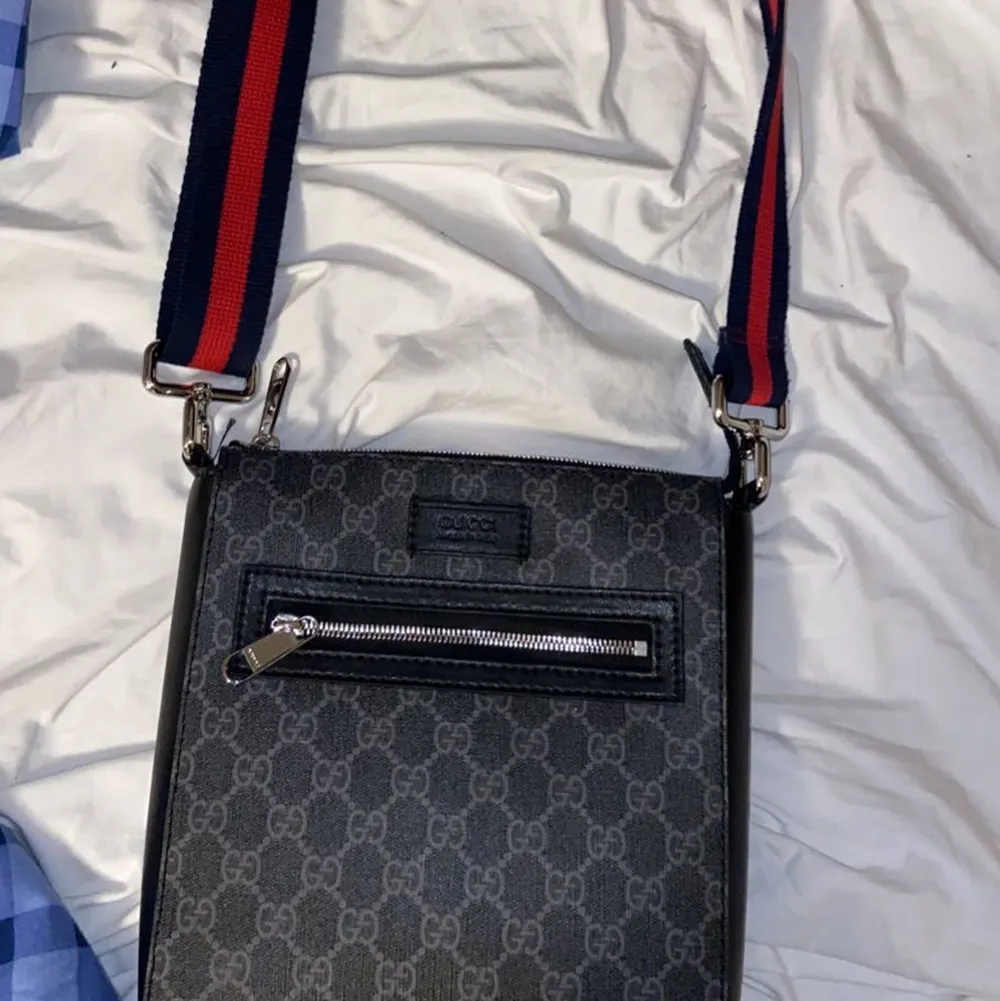 Säljer en Gucci Väska för 800 kr! Världsklass kopia ingen skillnad på denna o den äkta!. Väskor.