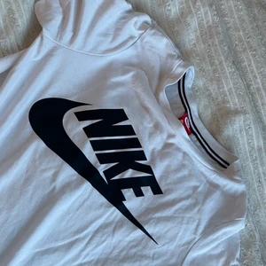 Nike T-shirt - Träningströja från Nike i storlek S. Funkar självklart till vardags också! 