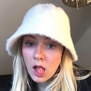 ”Päls” hatt  - Fluffaktig hatt från weekday! Är som ny🤍 Storlek S