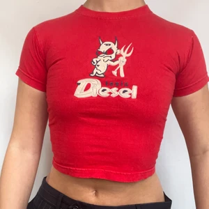 Röd babytee - Cool röd babytee från märket diesel! Köpare står för 26kr frakt. Jag på bilden bär oftast storlek S i toppar men toppen uppskattas passa bättre på en xs. Toppen är originellt barnstorlek. Plagget är i gott defetfritt skick 