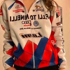 racerjacka  - cool jacka med massor av märken på både fram-och baksidan. kommer inte till användning. men är fortfarande i väldigt bra skick. köpt på humana i somras, har dock aldrig använt den.