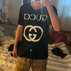 Gucci T-Shirt - Storlek L kvitto finns kan fixa fler bilder. Skick är 9/10 och aldrig tvättad 