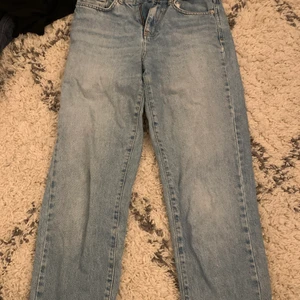 Blåa jeans  - Passar en S! Kommer ej till användning. För mer info och bilder, skriv!
