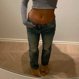 Ljusblå jeans med låg midja! Jeansen är man modell så lite lösare! Jag har ofta s i byxor och är 167 i referens! 