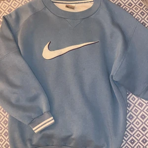 Nike- vintage sweatshirt  - En skit snygg snygg Nike vintage sweatshirt, köpt på secondhand. Men i fint skick säljer pågrund av att den är lite liten i storleken. Storleken passar i xs till S. Startar vid från 200 kr. Du står för frakten. 