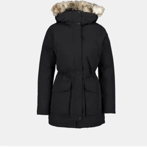 Everest w parka  - Säljer min fina jacka då jag inte använder den. Använd endast ett fåtal gånger och köpt denna vintern. Original pris är 1599, säljer för 1000 då jag vill bli av med den. Pris kan diskuteras vid snabb affär. Köparen står för frakt!❤️