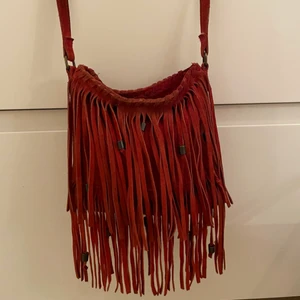 Väska - Säljer denna fina fransväska från Zara då den inte kommer till användning längre.