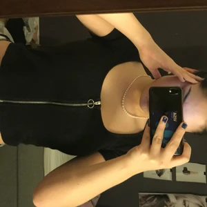 Svart t-shirt med dragkedja  - En jättefin svart t-shirt med dragkedja från bikbok, använd ett fåtal gånger. Storlek S men passar även XS🤎