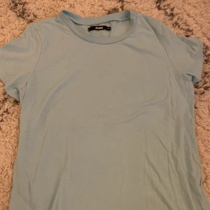 Ljusblå tisha  - Ljusblå tisha som passar en XS-S! För mer bilder eller info, skriv!!