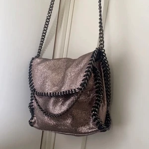 Stella mcartny liknande väska - Glittrig stella mcartney liknande väska💖💖 skriv för fler bilder eller frågor😇💖