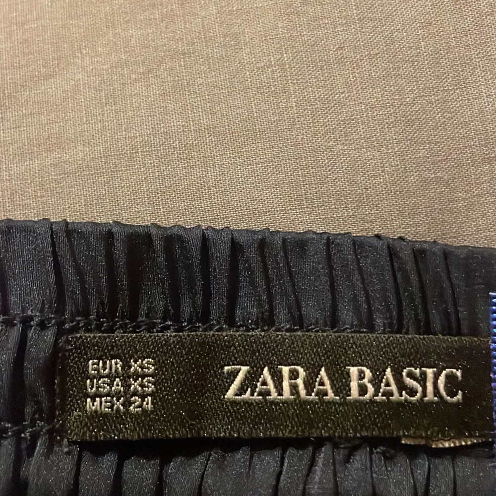 Mörkblå silkesbyxor med vit rand längs benen från Zara. Storlek xs. Går till anklarna på mig som är 169 cm. Använda ett fåtal gånger! . Jeans & Byxor.