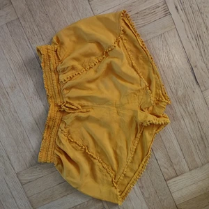 Gula korta shorts från Primark i London - Använda någon enstaka gång innan jag blev gravid, superfin färg! Härligt gula!