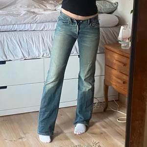 Jeans - Perfekta raka lågmidjade jeans från diesel i cool tvätt, som tyvärr blivit för små för mig. Jag är 163 cm och dessa är ganska långa på mig! Midjemåttet är 75cm💙