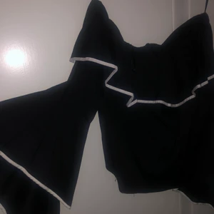 Zara plus  - Off shoulder topp från Zara i fint skick. I storlek xs men passar även en s. 