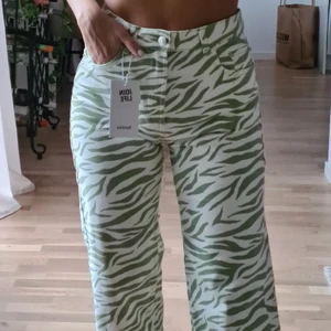 Mönstrade jeans från Bershka - Bershka jeans i storlek 36. Cropped straight modell. Helt nya och oanvända. Är 165cm lång.