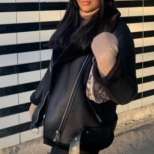 Vinterjacka - Jättefin jäcka i läderimitation. Från zara och använd en vinter. Bra skick. Säljs då den ej används längre💓